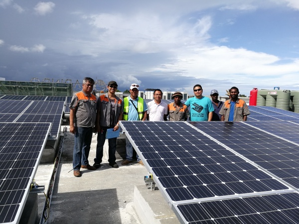 El equipo de SNADI colabora con clientes internacionales en un proyecto de instalación de paneles solares en tejados utilizando inversores híbridos