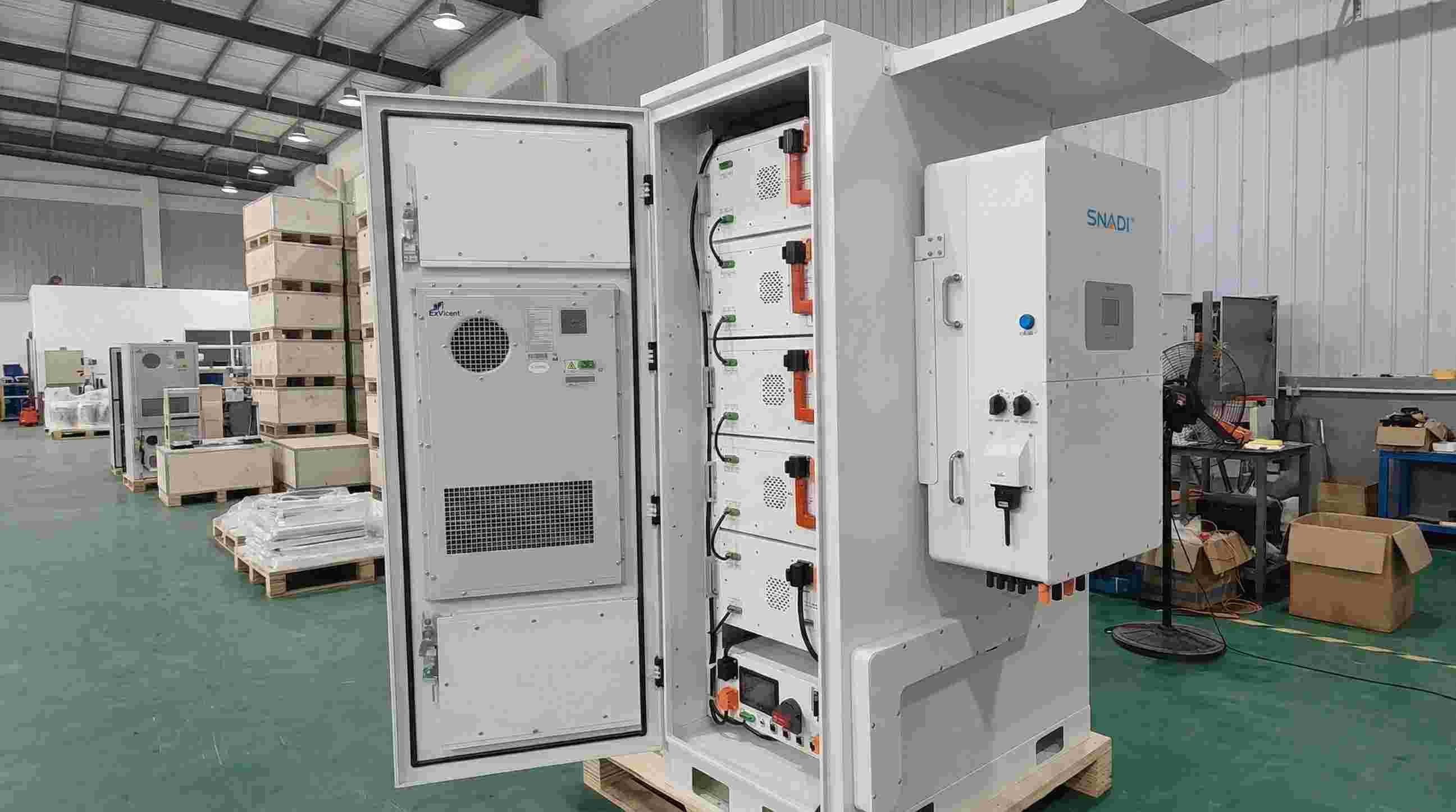 Armario de almacenamiento de energía de batería todo en uno SNADI de 80 kWh con puerta abierta en Burkina Faso.