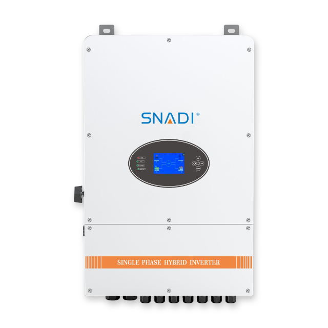 Vista frontal del inversor solar híbrido monofásico de 12kW serie SNADI BLD con interfaz LCD inteligente y terminales de conexión inferiores.