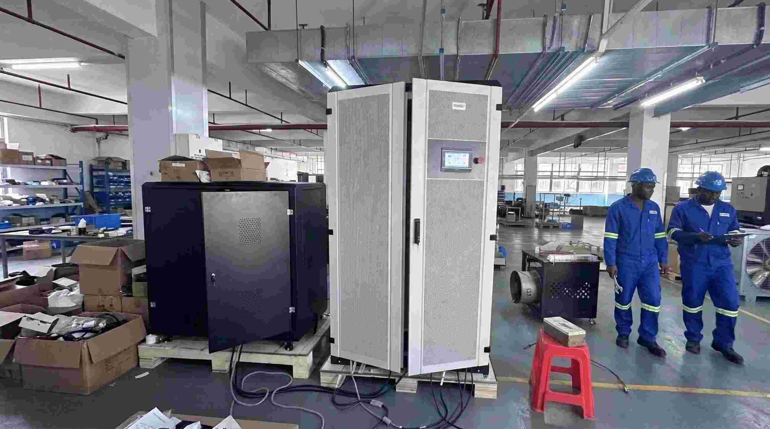 Sistema de energía solar aislado SNADI de 100kW con banco de baterías de alta capacidad para grandes residencias.