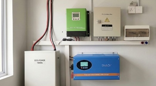 Sistema de energía solar doméstico con inversor SNADI y batería de litio Eco Power de 10kWh.