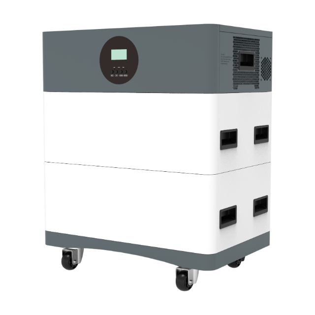 Una perspectiva del lado derecho del sistema de almacenamiento de energía solar apilado HDB que presenta un inversor híbrido de 12 KW y módulos de batería LiFePO4 apilados con ruedas móviles.