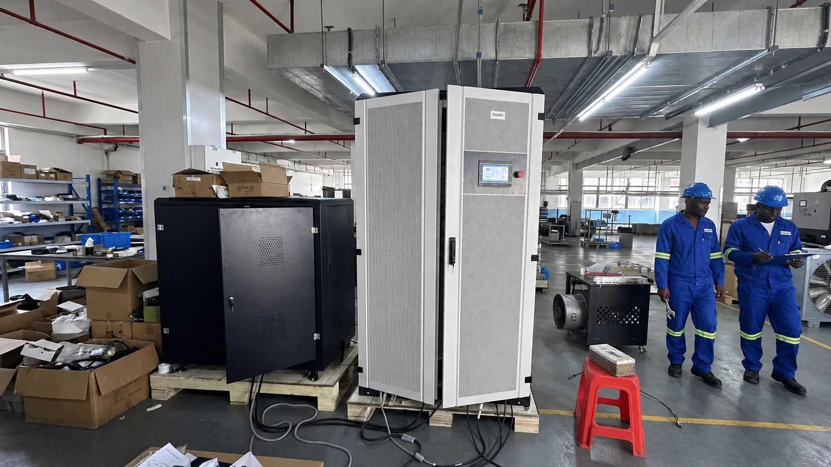 Sistema de almacenamiento de energía solar industrial fuera de la red SNADI de 100kW con gabinetes de batería de litio para uso comercial