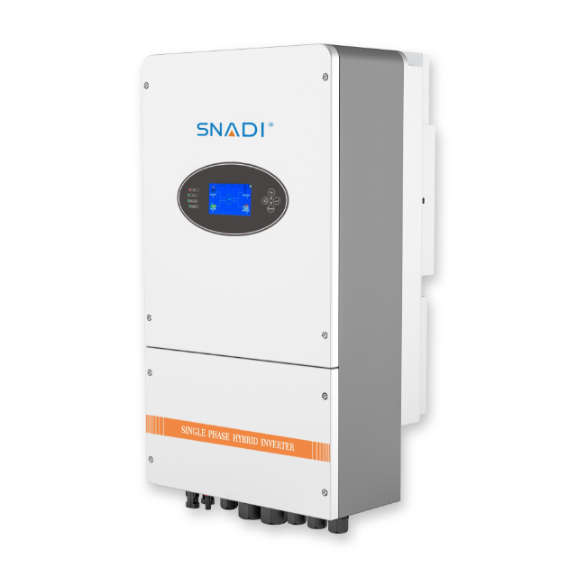 Inversor solar híbrido SNADI 8KW monofásico con pantalla LCD y puertos de conexión inferiores, vista isométrica.
