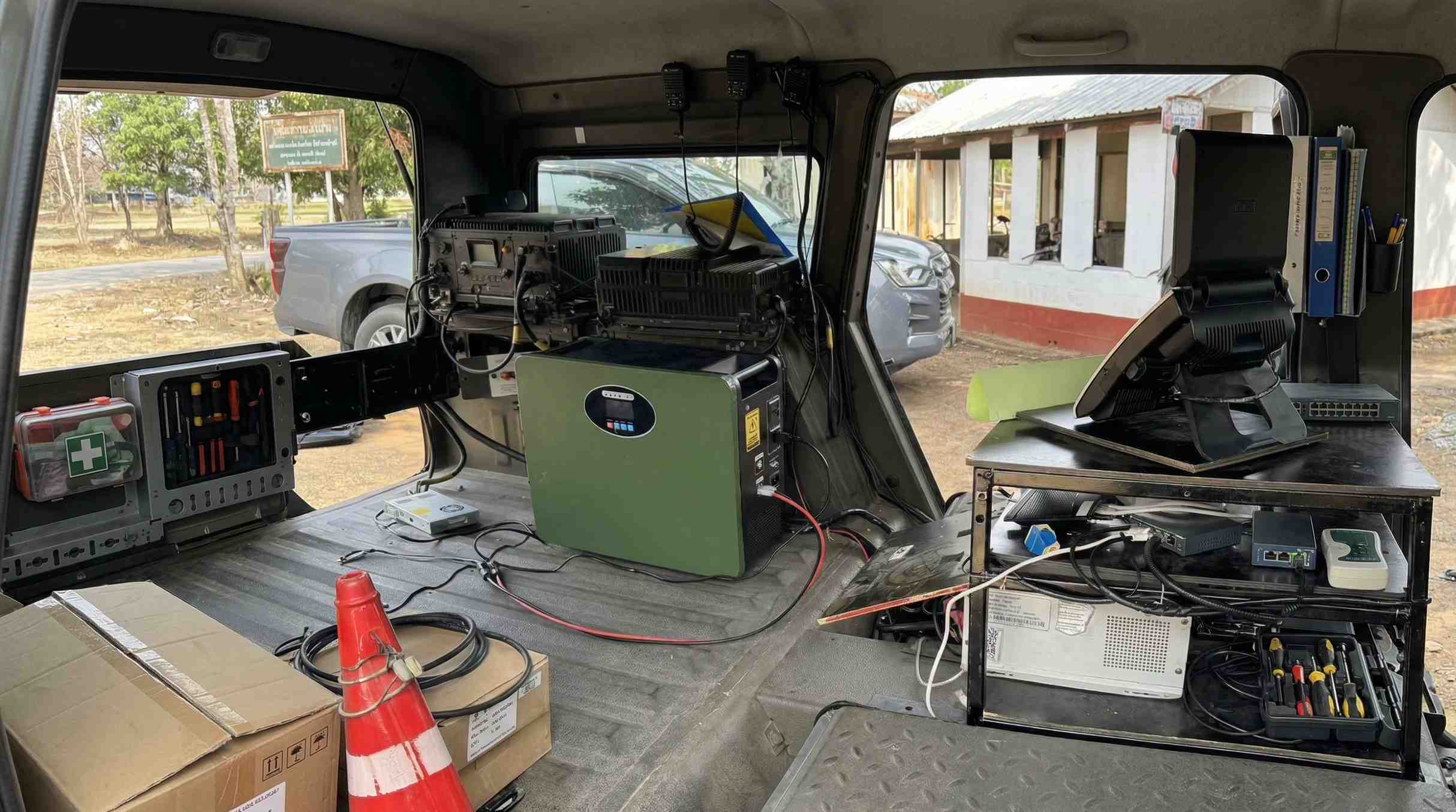 Sistema de almacenamiento de energía solar SNADI AL-S integrado en un vehículo de respuesta a emergencias en Bangkok, Tailandia.