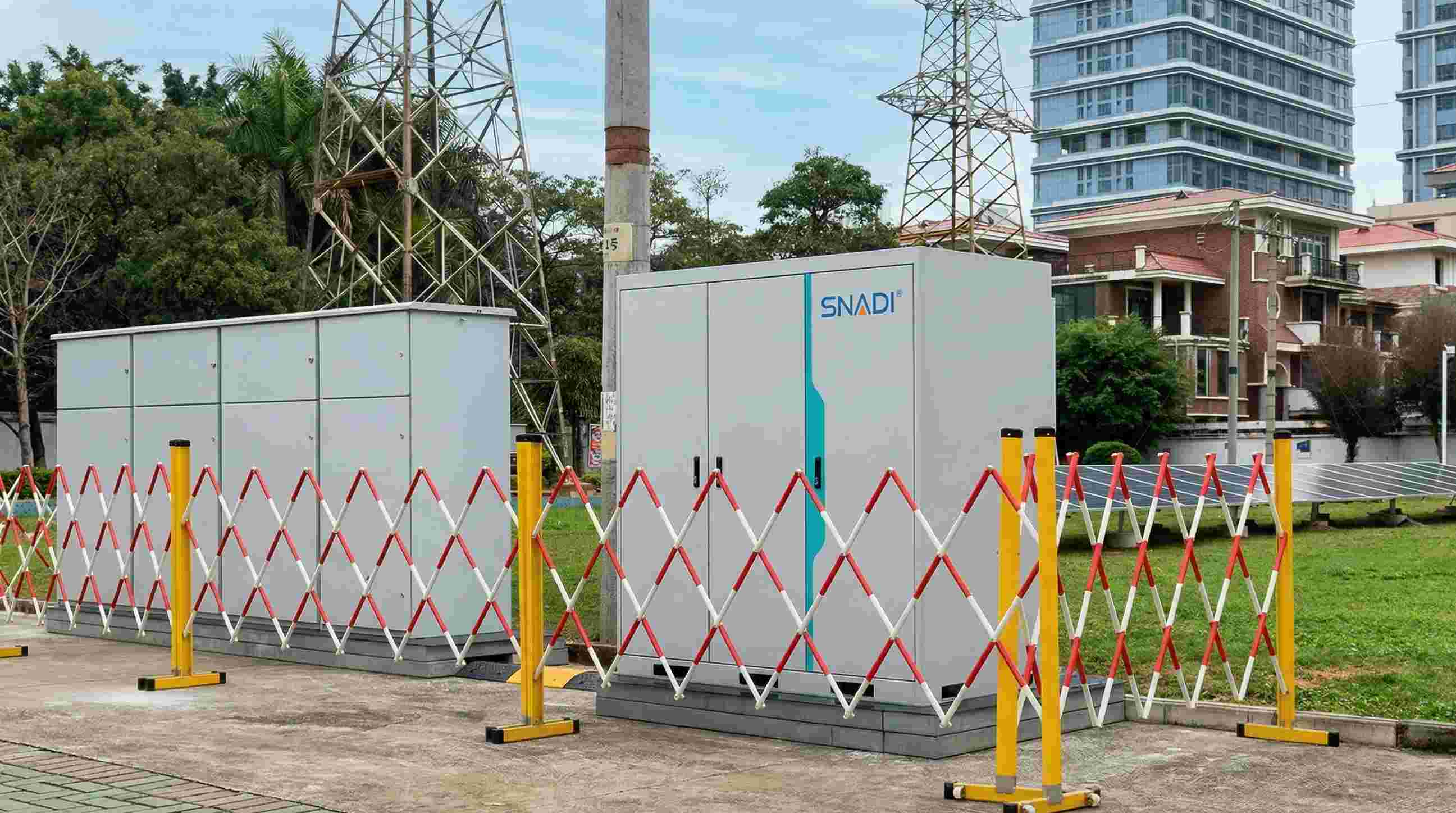 Gabinetes SNADI con sistema modular de almacenamiento de energía en batería (BESS) para uso comercial.