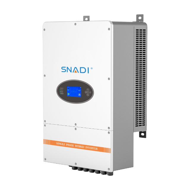 Vista isométrica del lado derecho del inversor híbrido monofásico SNADI BLD de 12 kW con rejillas de ventilación robustas y pantalla LCD interactiva.