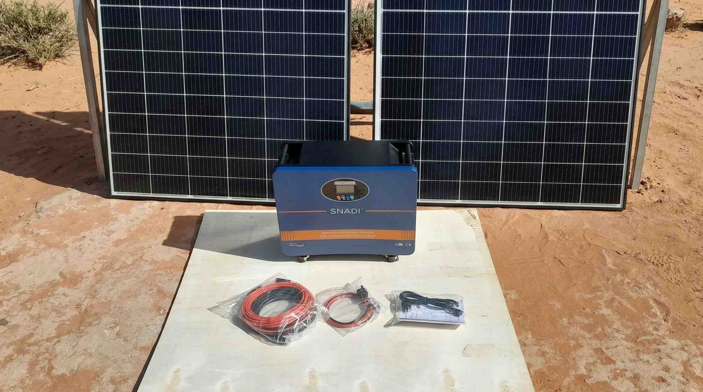Unboxing del sistema de almacenamiento de energía solar SNADI AL-S con accesorios completos en Ciudad del Cabo, Sudáfrica.