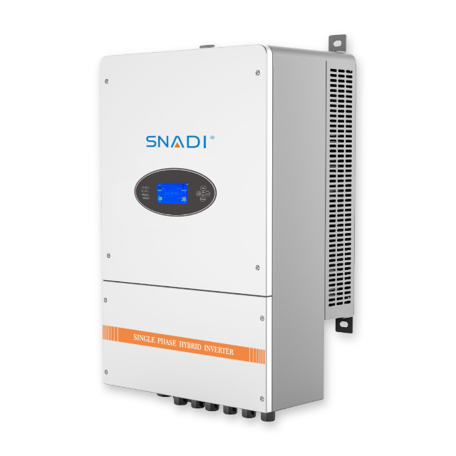 Una vista en ángulo del inversor solar híbrido monofásico SNADI BLD 10KW, que muestra el panel frontal, la pantalla LCD detallada y la estructura lateral parcial. Aislado en blanco.