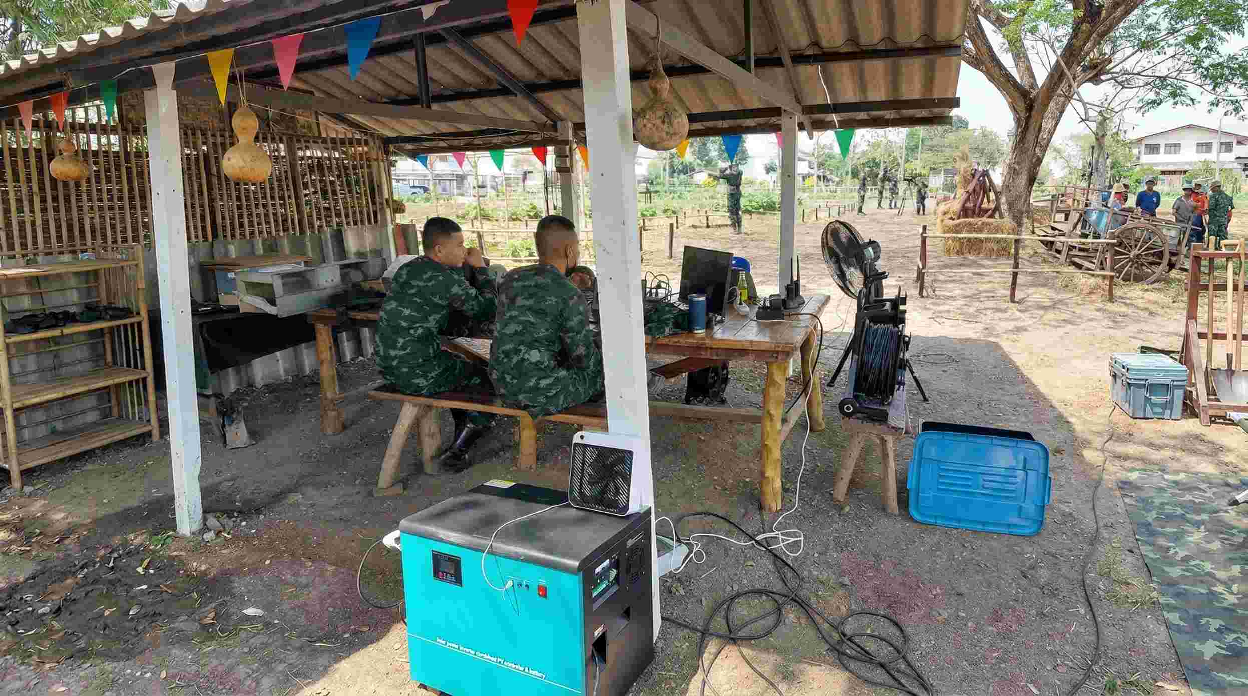 Sistema de almacenamiento solar SNADI AL-S que proporciona energía fuera de la red para operaciones de campo en Chiang Mai, Tailandia.