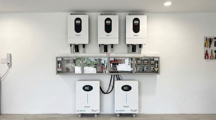 Instalación solar comercial compuesta por 3 inversores SNADI y baterías de litio BL 15000L.