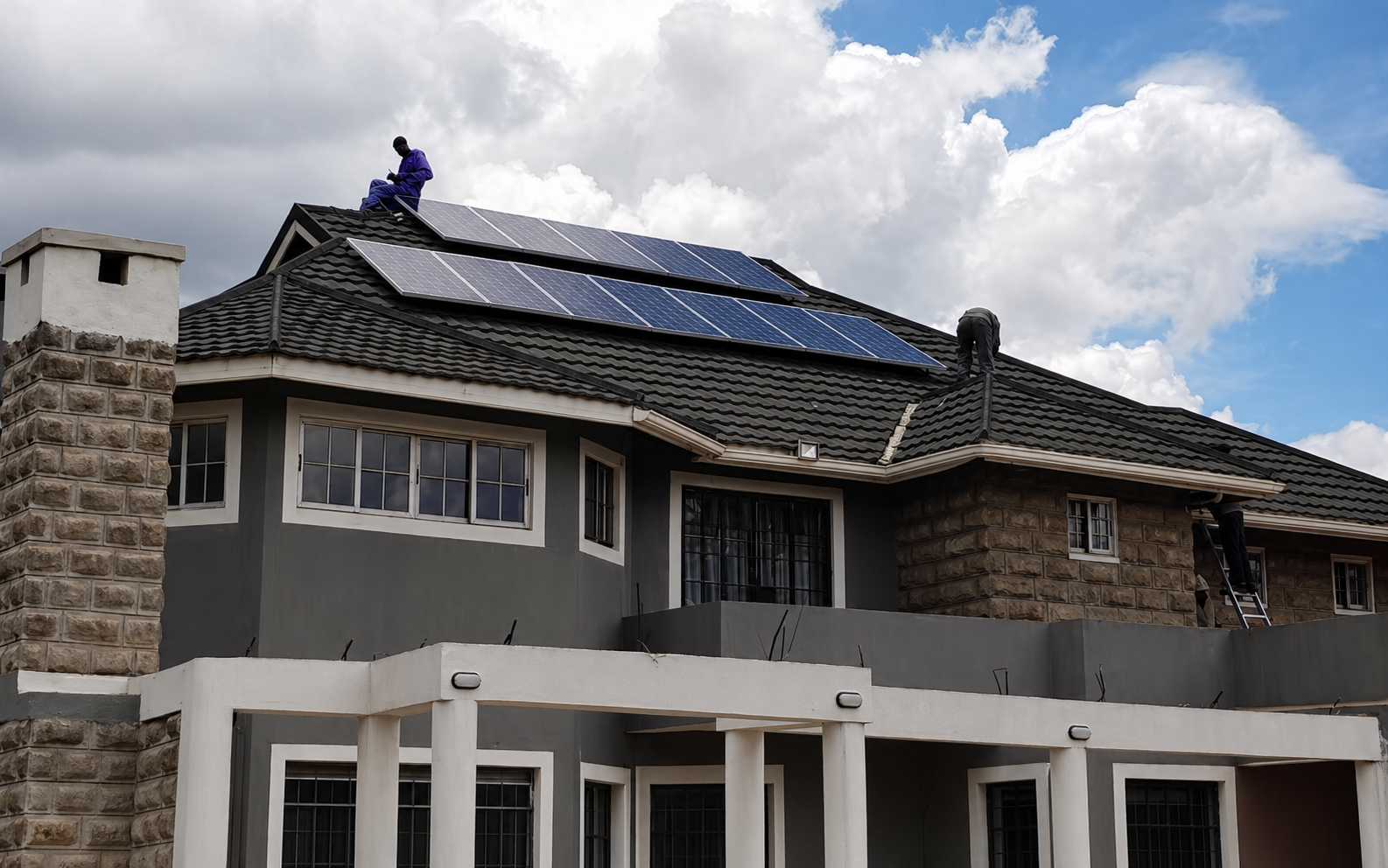 Instalación de paneles solares en tejados residenciales por parte de SNADI para soluciones de vida sostenibles fuera de la red.