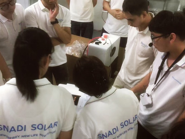 Equipo comercial y técnicos de SNADI realizando capacitaciones técnicas internas sobre sistemas inversores de energía solar.