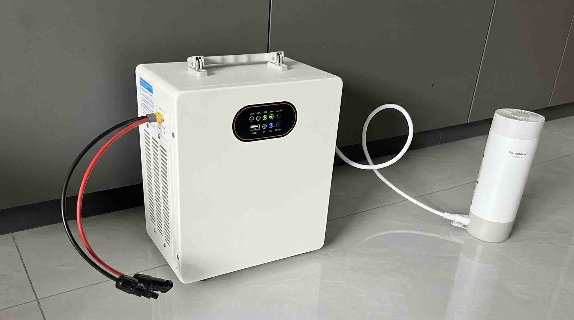 Central eléctrica portátil de almacenamiento de energía SNADI MS que carga una tetera para uso doméstico en Manila, Filipinas.