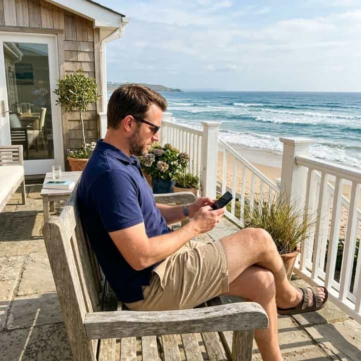 Un diagrama ilustrativo que muestra la solución completa del sistema solar fuera de la red SNADI/SNAT, que incluye paneles solares, un inversor híbrido, almacenamiento de batería LiFePO4, monitoreo inteligente y una unidad de conexión a la red, que administra la energía a las cargas de CA.