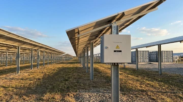 Boîtier de combinaison photovoltaïque extérieur SNADI IP65 conçu comme une jonction de sécurité critique pour les solutions professionnelles d'énergie solaire, offrant une protection contre les surtensions et une organisation efficace des entrées pour les systèmes électriques à grande échelle.