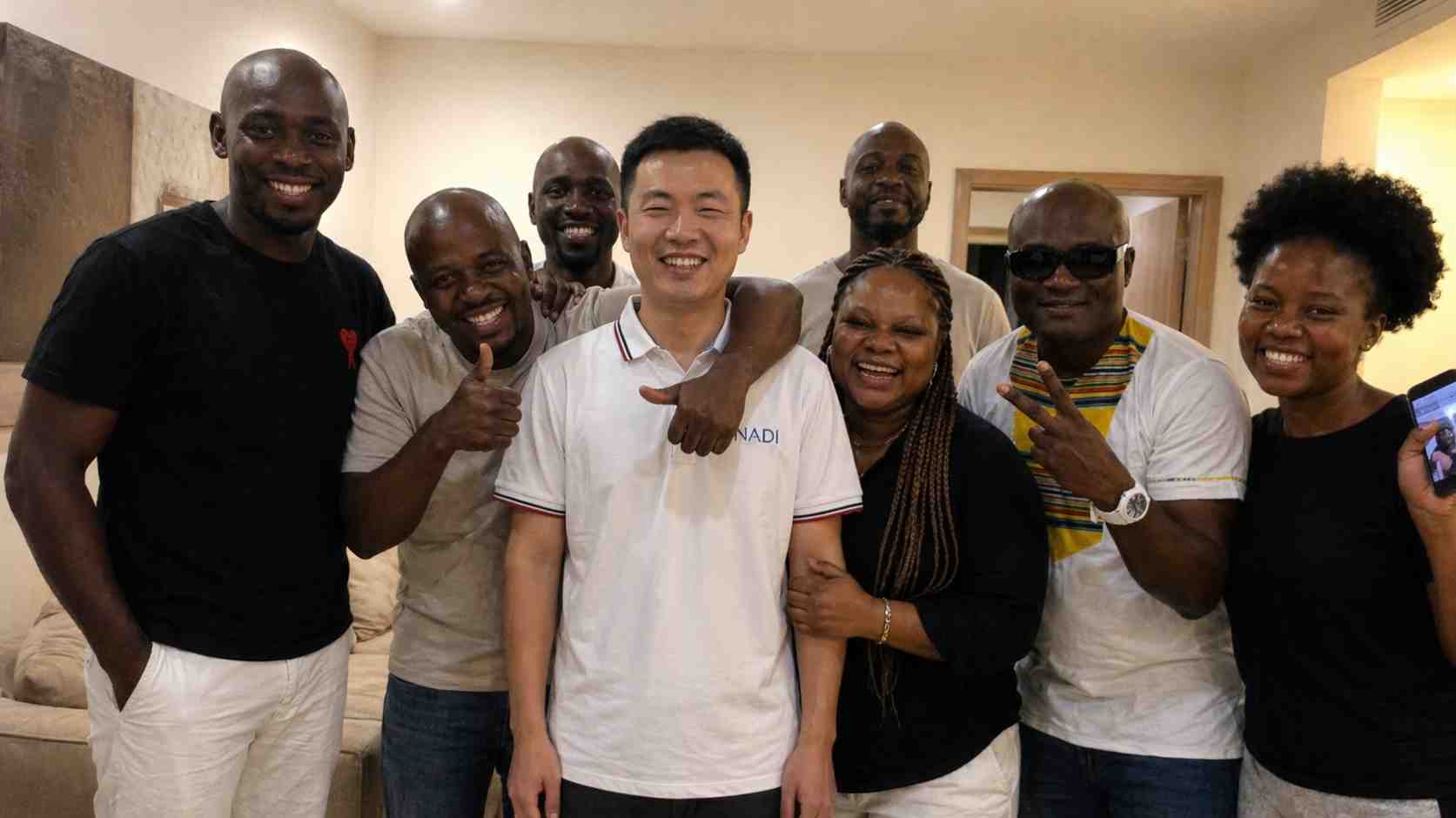 SNADI太阳能工程师与南非当地技术团队合作，提供专业的能源解决方案。