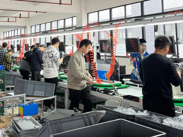 Trabajadores calificados ensamblan inversores de energía solar en la línea de producción en las modernas instalaciones de fabricación de SNADI