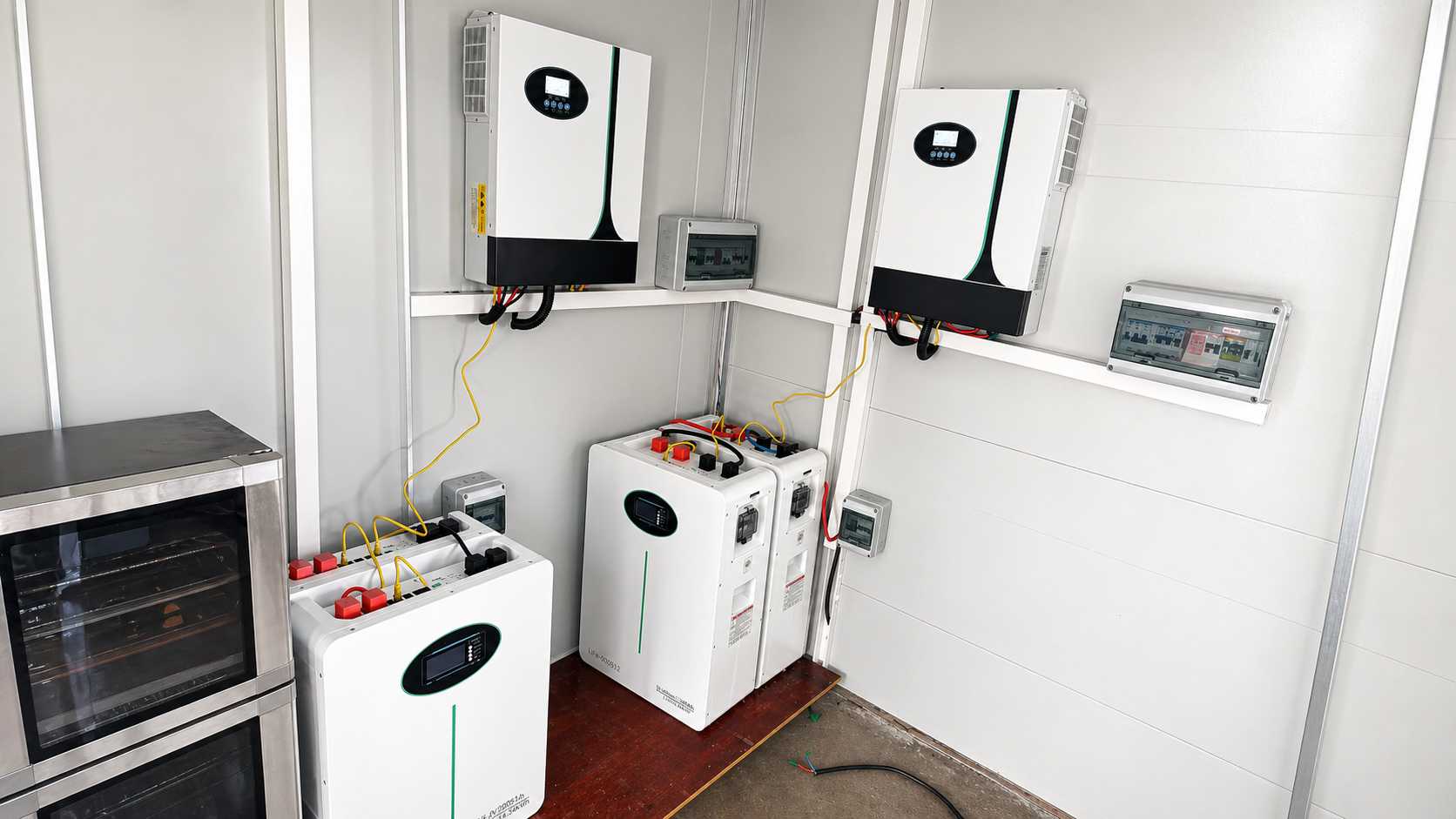 Moderno sistema de almacenamiento de energía doméstico (ESS) interior con inversores híbridos montados en la pared y batería de litio