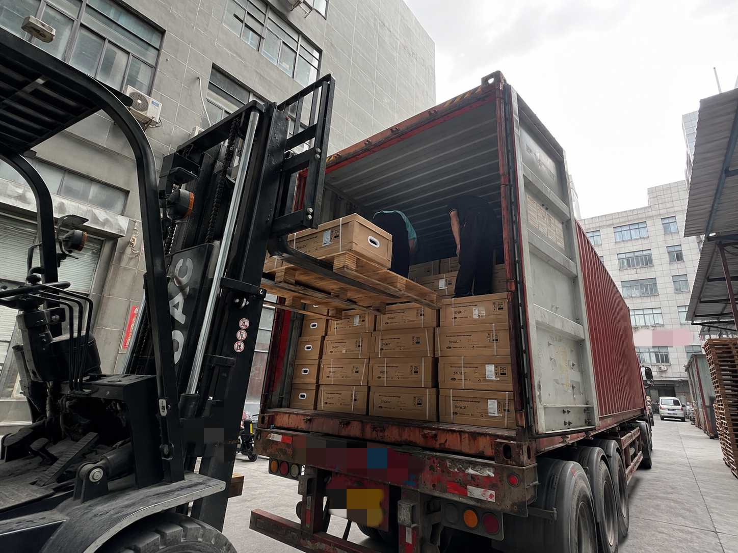 SNADI solar inverter wholesale orders being loaded into a shipping container for export